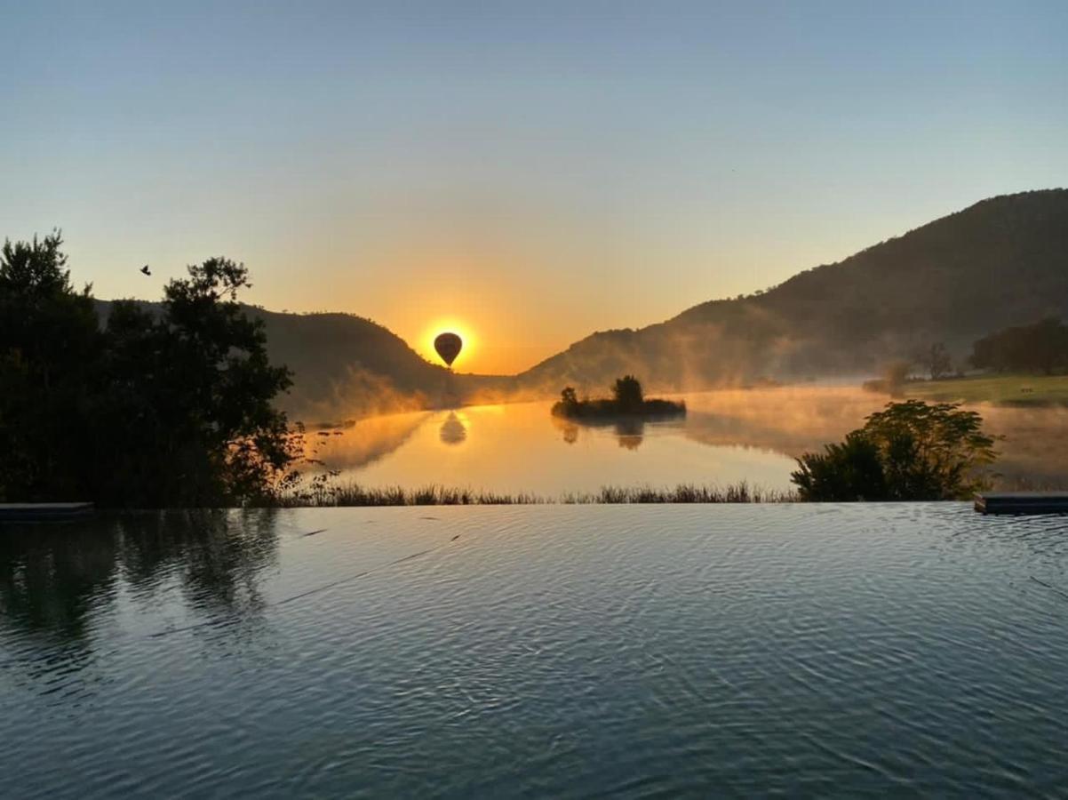 Kloofzicht Lodge & Spa ครูเกอร์สดอร์ป ภายนอก รูปภาพ Sunrise over the lake