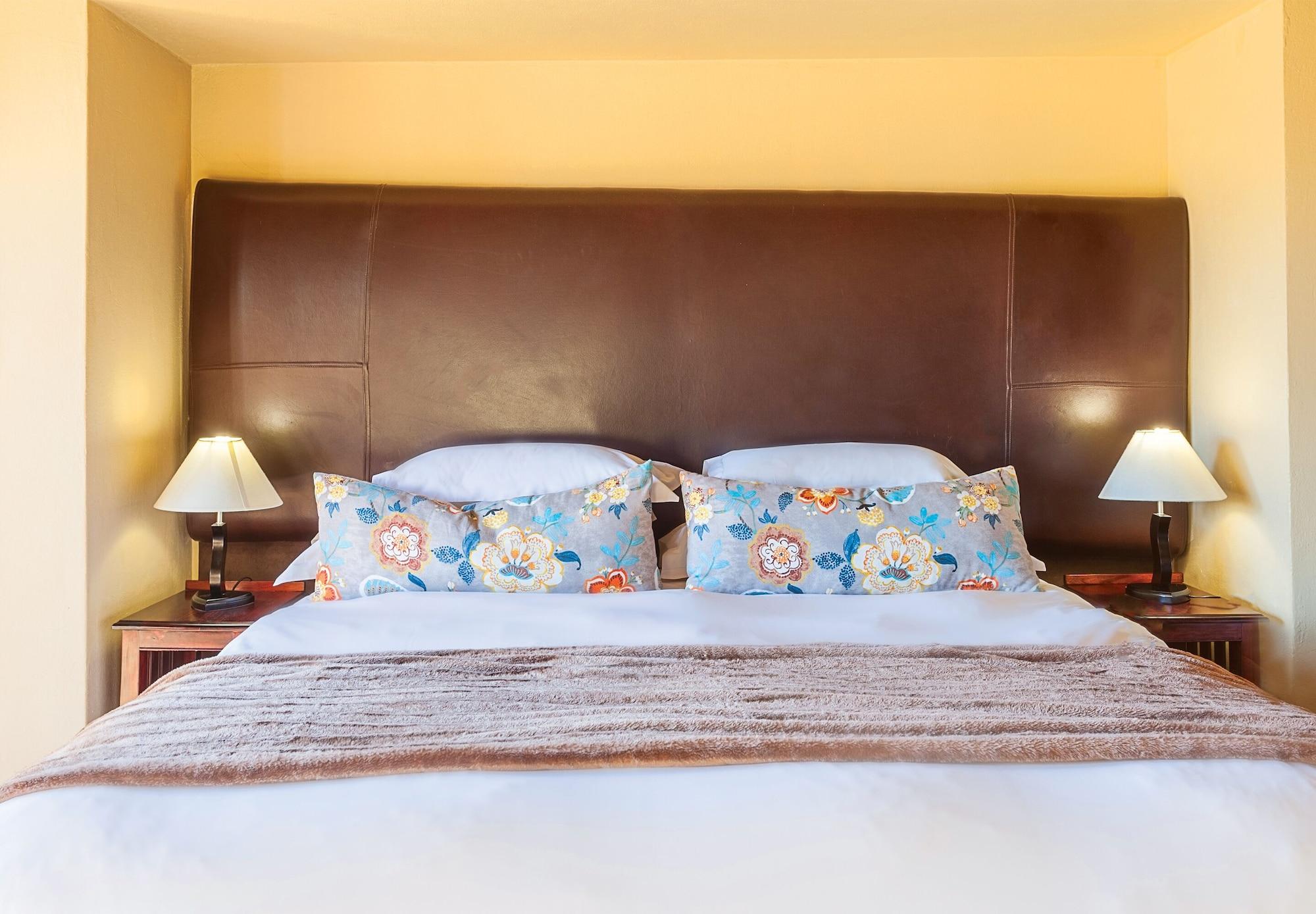 Kloofzicht Lodge & Spa ครูเกอร์สดอร์ป ภายนอก รูปภาพ A bed with a headboard