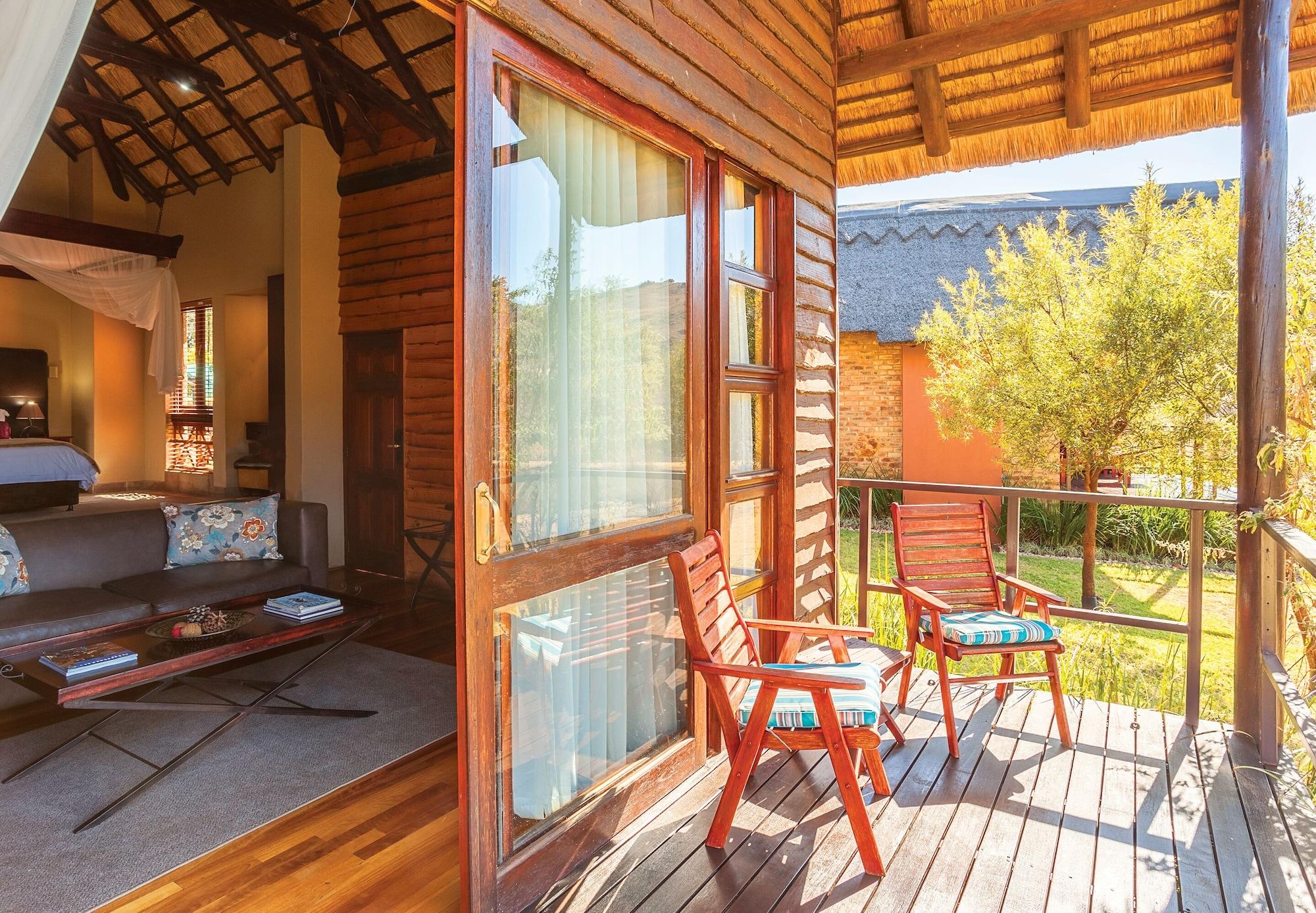 Kloofzicht Lodge & Spa ครูเกอร์สดอร์ป ภายนอก รูปภาพ A view of the balcony of a suite at the resort