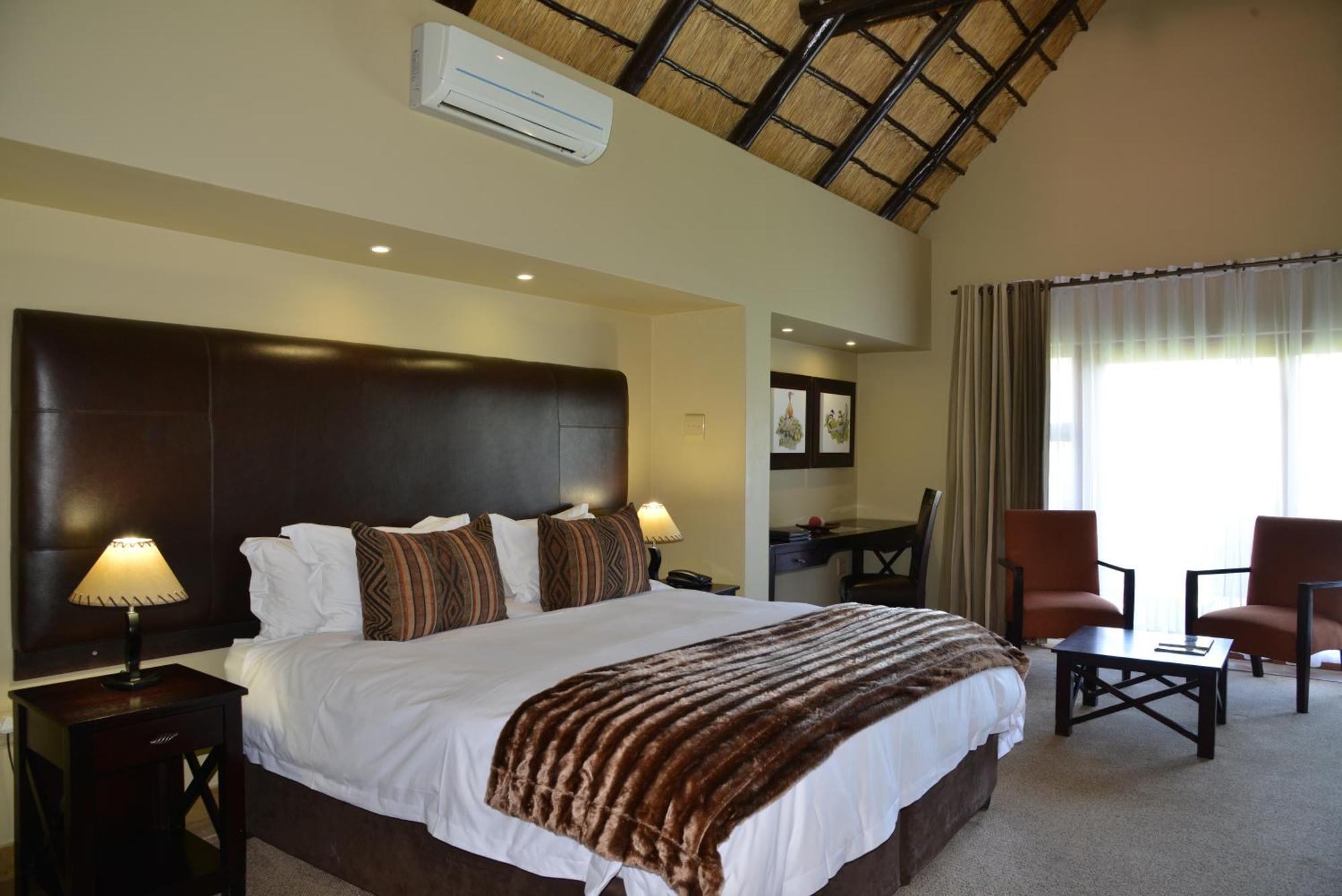 Kloofzicht Lodge & Spa ครูเกอร์สดอร์ป ห้อง รูปภาพ A bedroom at the Tintswalo Safari Estate