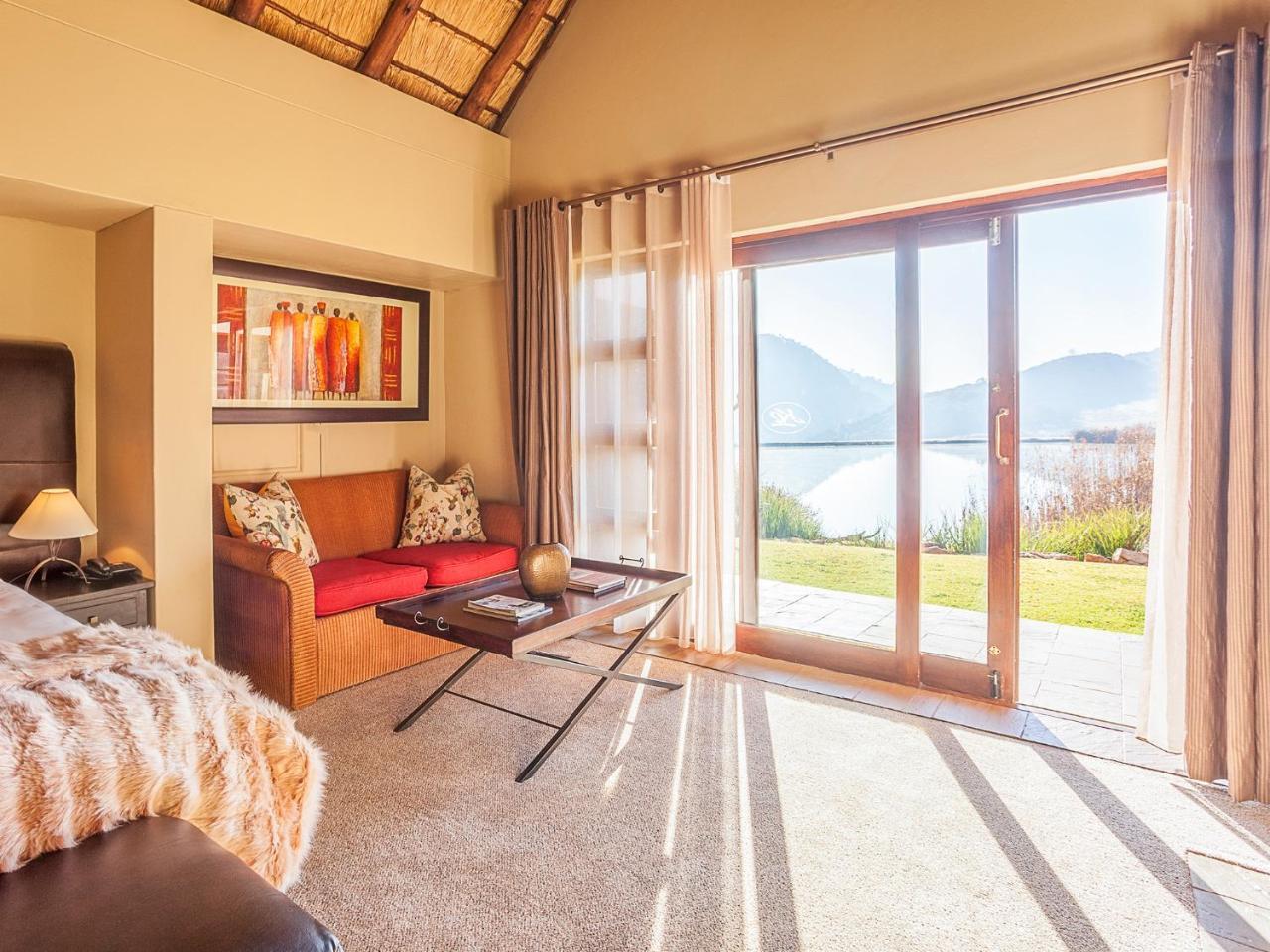 Kloofzicht Lodge & Spa ครูเกอร์สดอร์ป ภายนอก รูปภาพ A room at the Protea Hotel Sky Villa