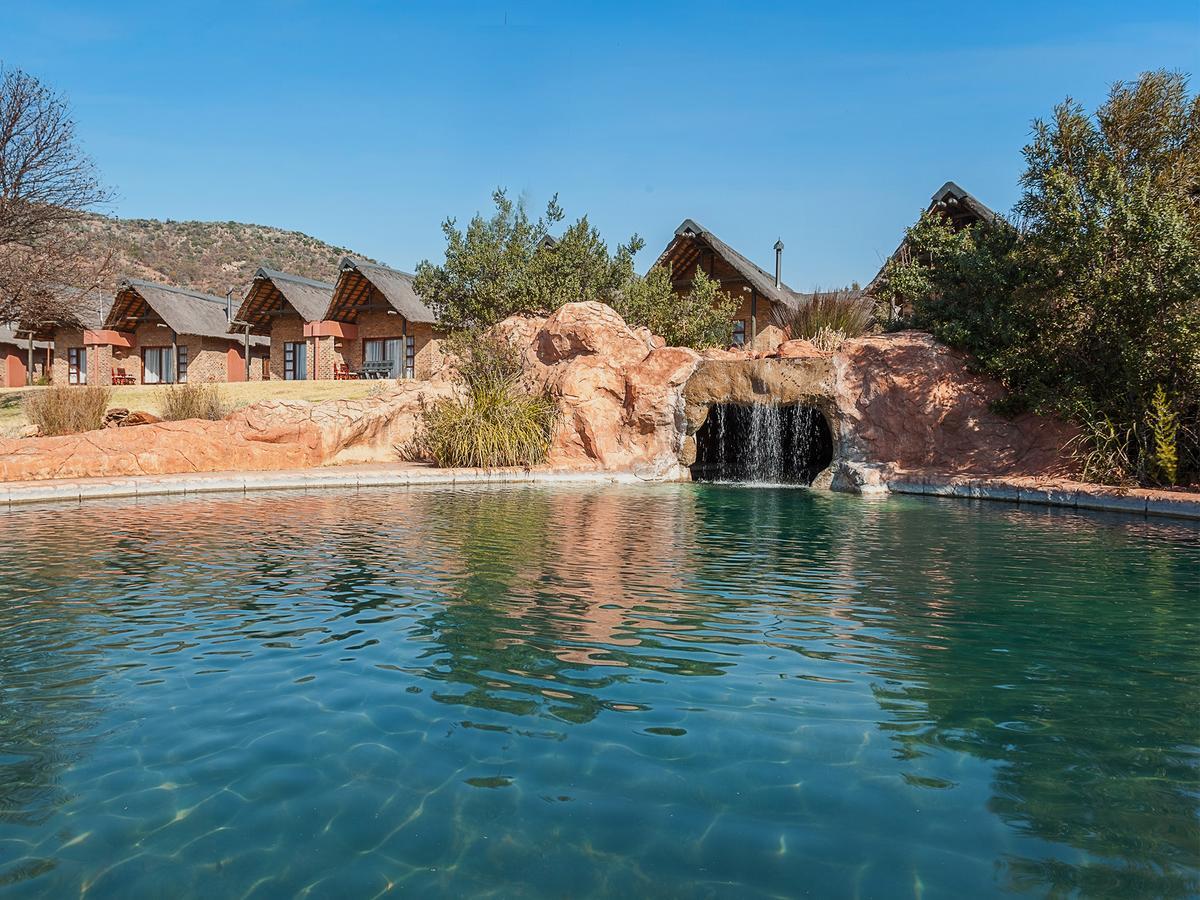 Kloofzicht Lodge & Spa ครูเกอร์สดอร์ป ภายนอก รูปภาพ The swimming pool at the resort