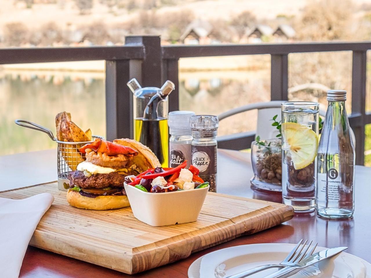 Kloofzicht Lodge & Spa ครูเกอร์สดอร์ป ภายนอก รูปภาพ A meal at the restaurant
