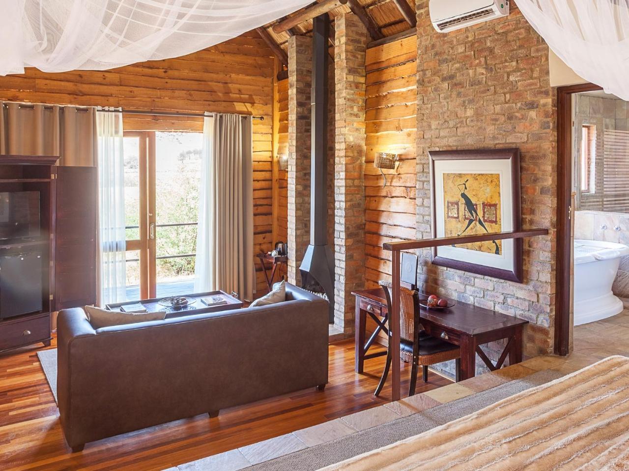 Kloofzicht Lodge & Spa ครูเกอร์สดอร์ป ภายนอก รูปภาพ Interior of a suite at the lodge