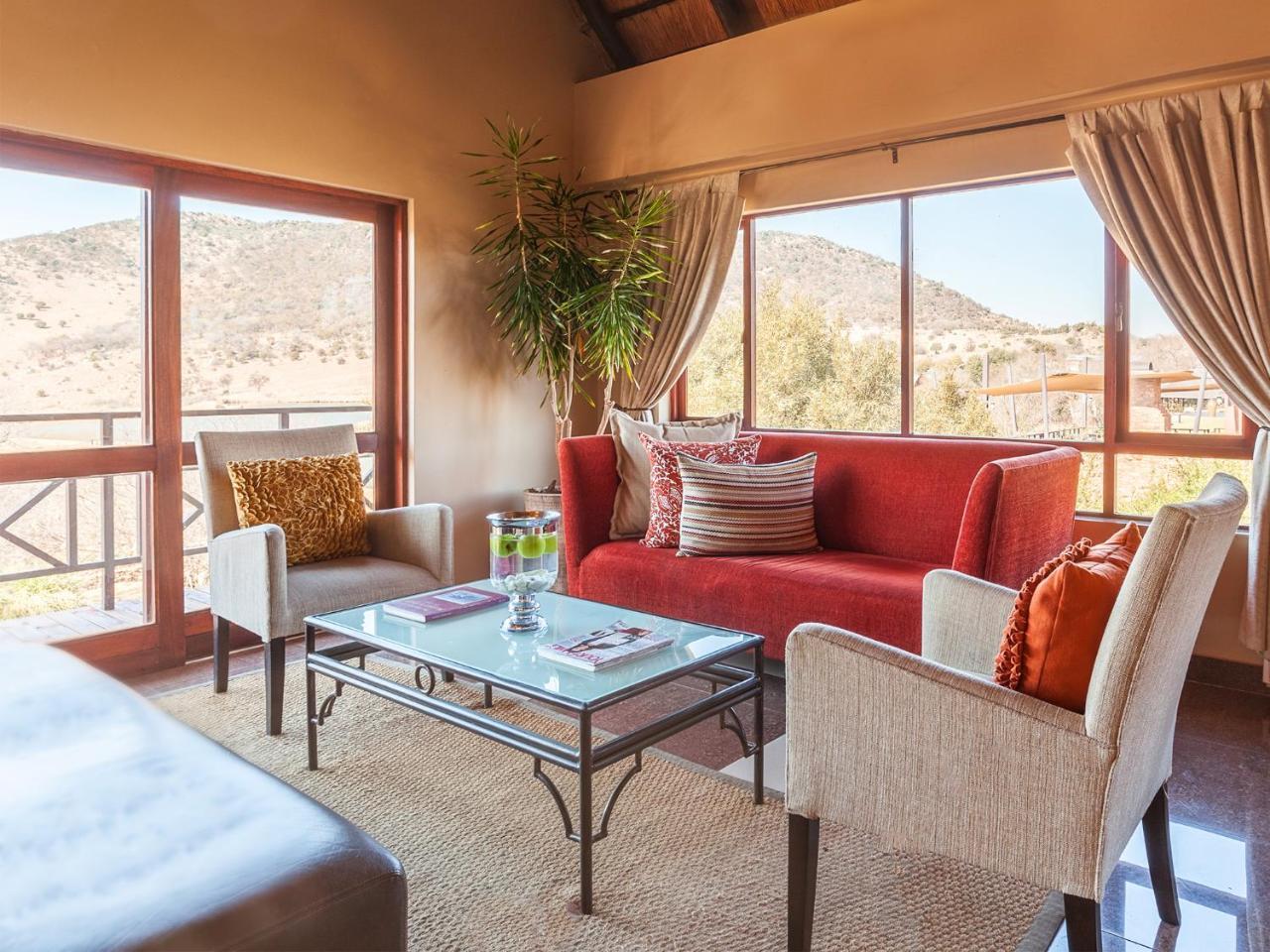 Kloofzicht Lodge & Spa ครูเกอร์สดอร์ป ภายนอก รูปภาพ A living room at the Inn at Eagle Mountain