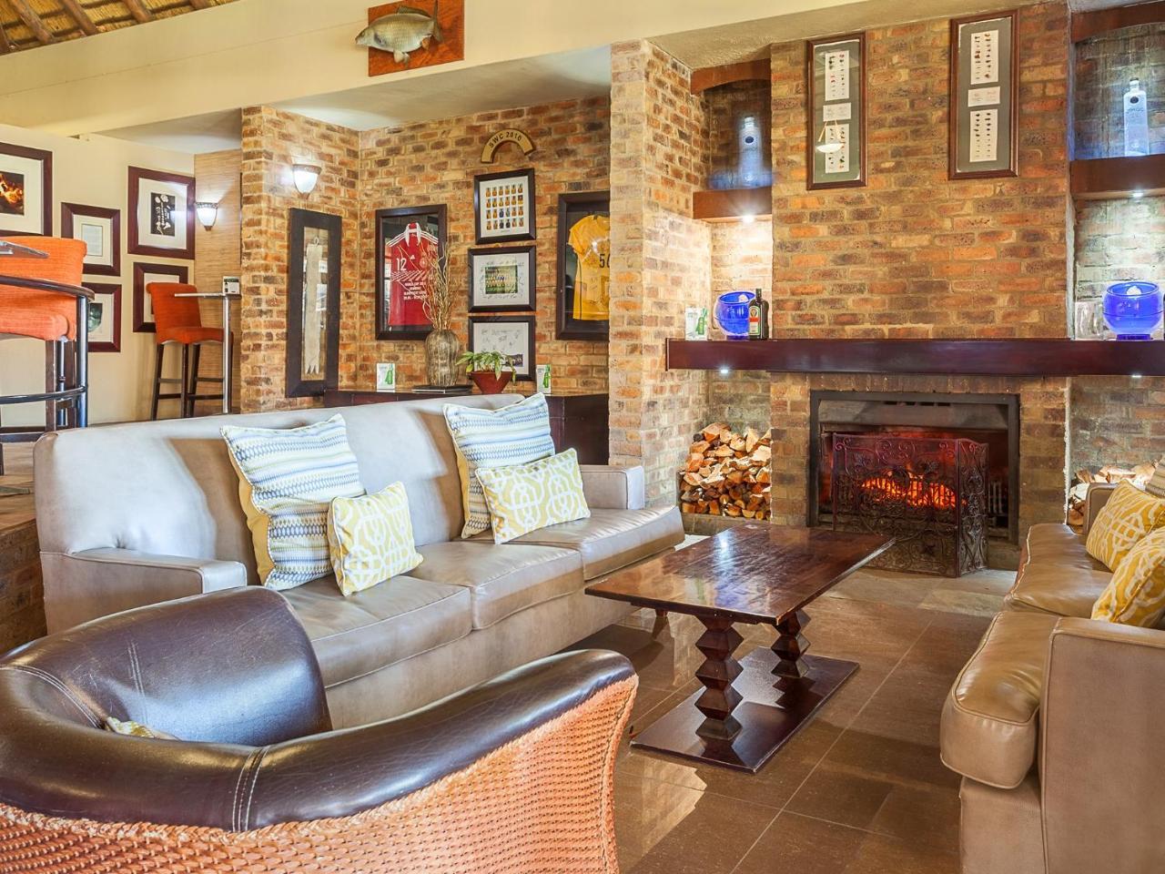 Kloofzicht Lodge & Spa ครูเกอร์สดอร์ป ภายนอก รูปภาพ The interior of the clubhouse at the Royal Natal National Park Golf Course