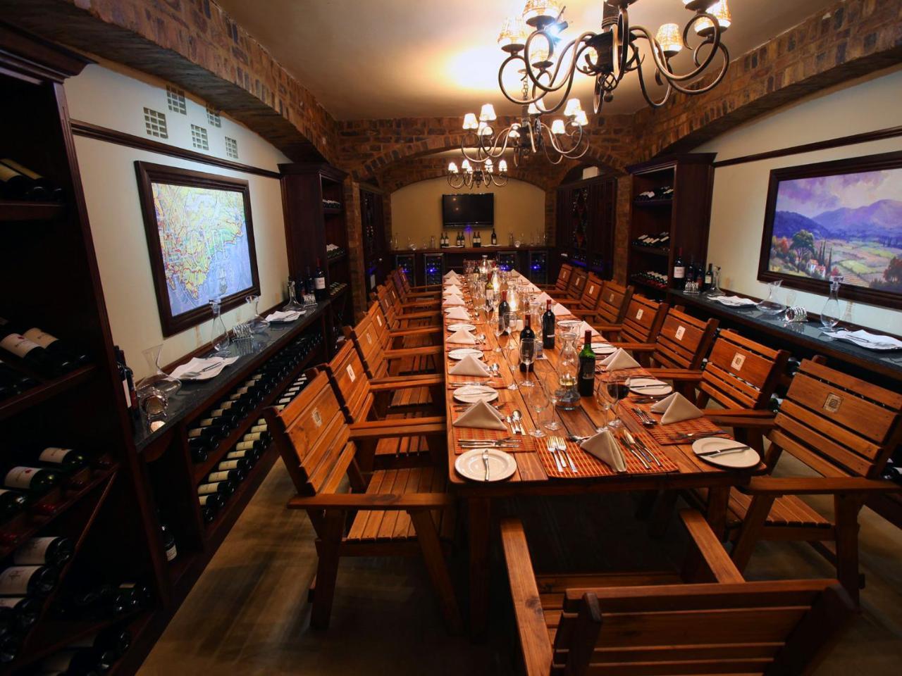 Kloofzicht Lodge & Spa ครูเกอร์สดอร์ป ภายนอก รูปภาพ Wine tasting room at the winery