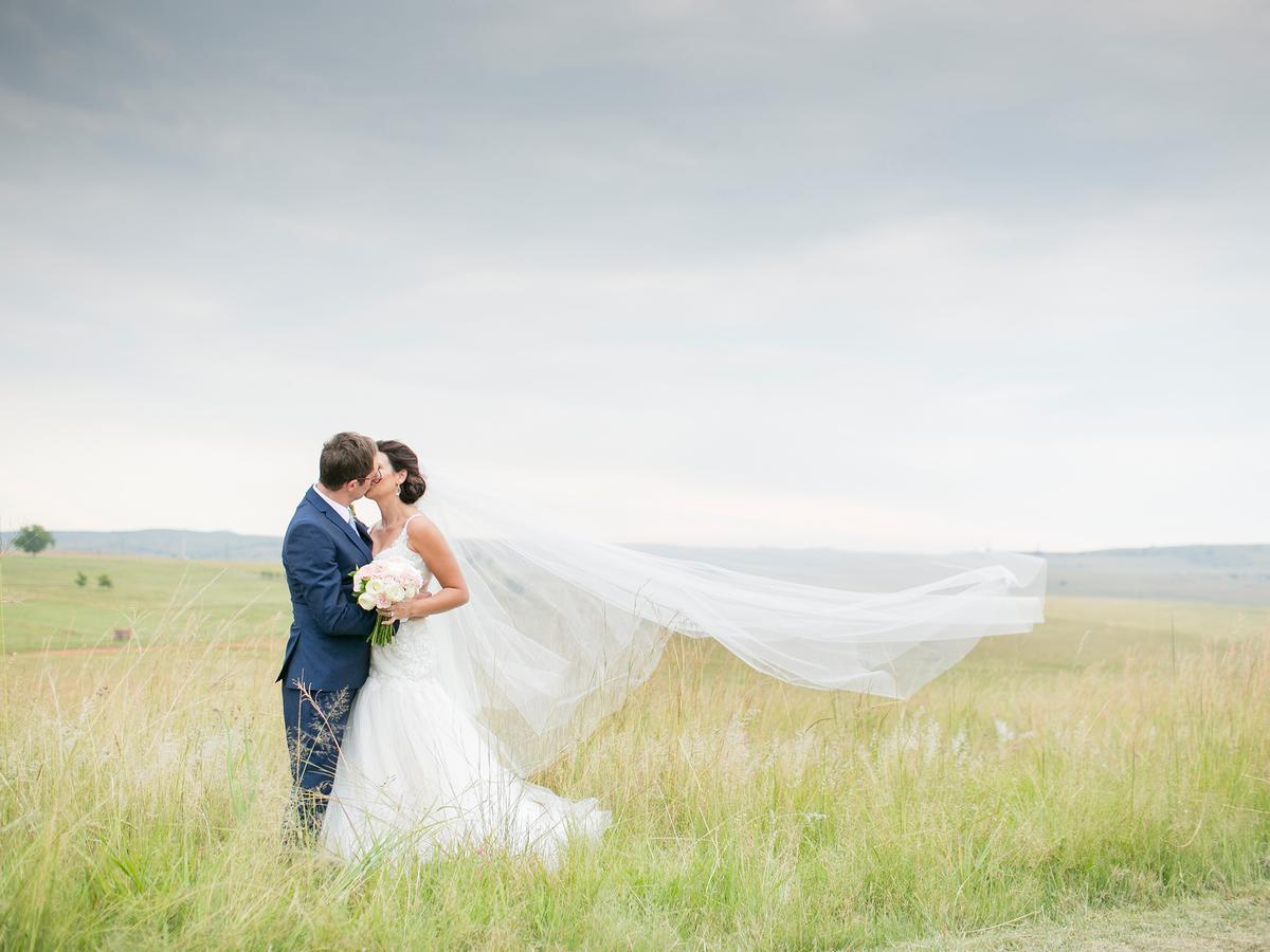 Kloofzicht Lodge & Spa ครูเกอร์สดอร์ป ภายนอก รูปภาพ Wedding couple