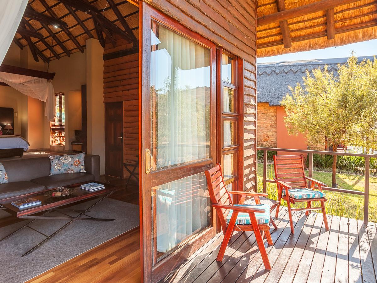Kloofzicht Lodge & Spa ครูเกอร์สดอร์ป ภายนอก รูปภาพ A view of the interior of a suite at the resort