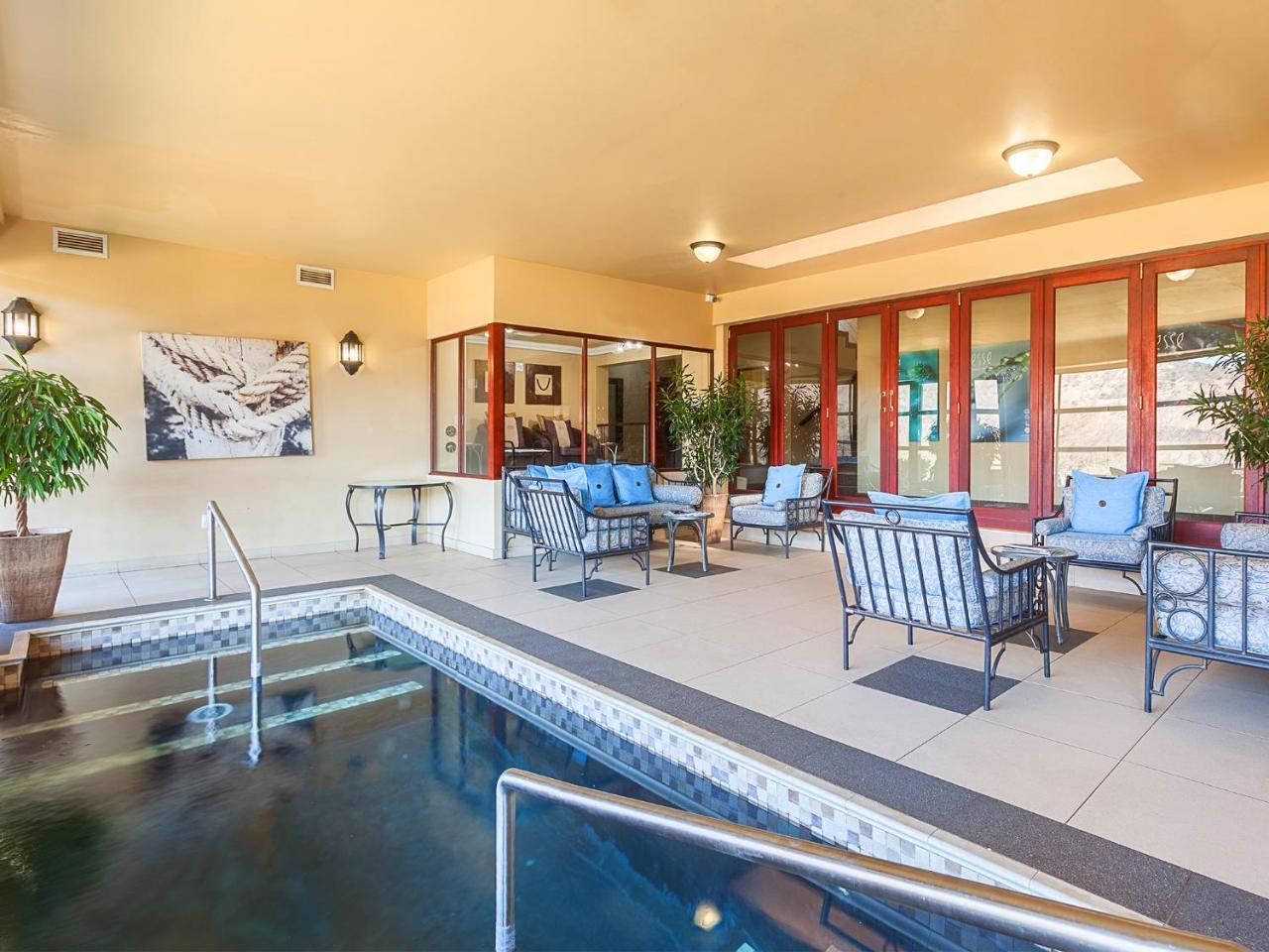 Kloofzicht Lodge & Spa ครูเกอร์สดอร์ป ภายนอก รูปภาพ The pool at the 1010 Chestnut Street clubhouse